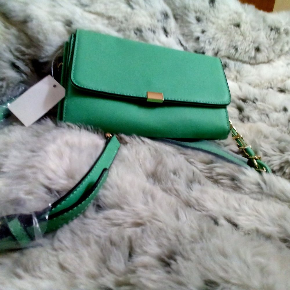 Small.green crossbody New without tags